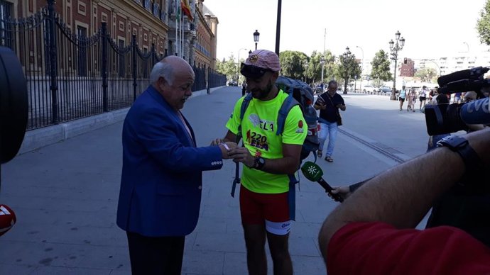 Jaén.- Un jiennense emprende una ruta a pie de 220 kilómetros entre Sevilla y Torredonjimeno para visibilizar la ELA