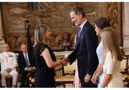 Una empleada de Renault Valladolid recibe la condecoración de la Orden al Mérito Civil de manos de los Reyes