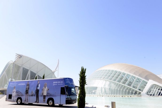 Turismo.- Un bus de las Artes y las Ciencias recorre las playas valencianas para sortear diez entradas dobles