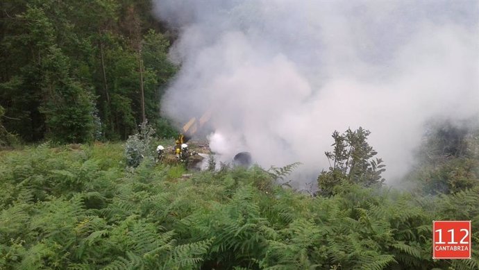 Bomberos del 112 extinguen un incendio en una máquina retroaraña en la collada de Carmona