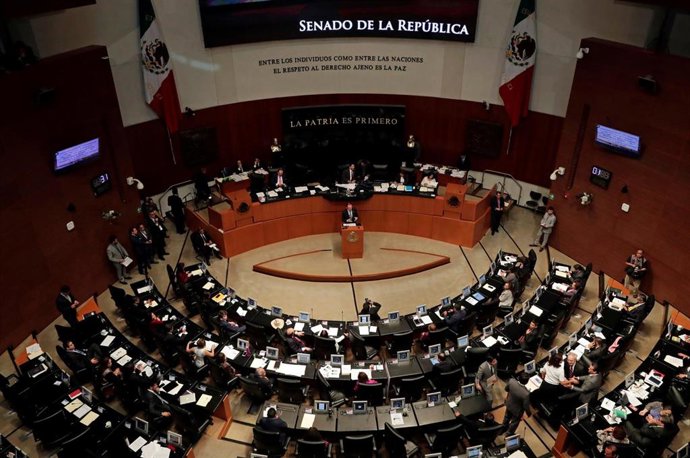 México.- Estalla un libro bomba en el despacho de una senadora mexicana