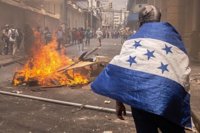 La Policía antidisturbios se retira de las calles de Tegucigalpa mientras el Gobierno se enfrenta a las protestas