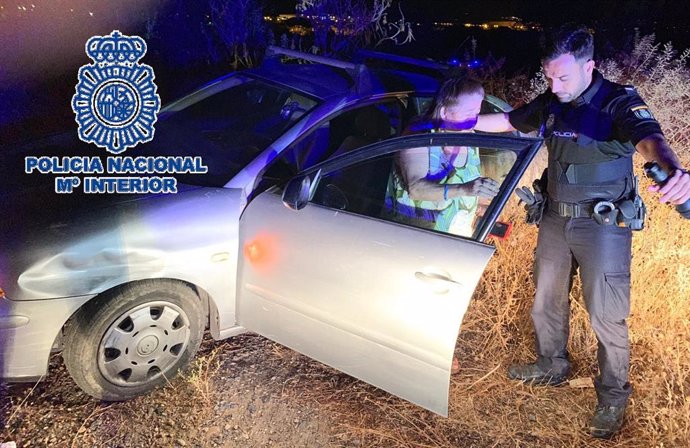 Málaga.- Sucesos.-Policía Nacional auxilia a una mujer de 78 años tras desorientarse y bloquearse su coche en una cañada