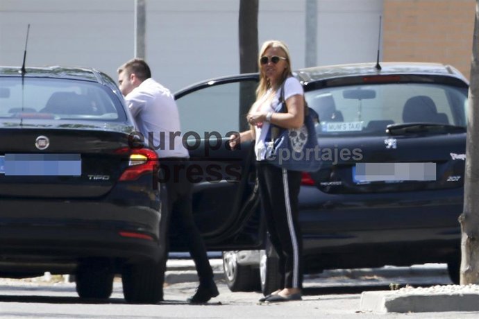 Belén Esteban recoge los vestidos