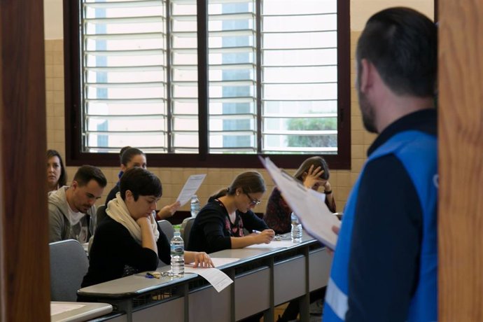 Más de 14.000 personas aspiran a cubrir 1.200 plazas de maestro en Canarias