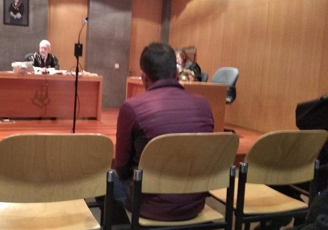 Trib.- El hombre que robó en tres pisos en Oviedo acediendo por la ventana acepta dos años y seis meses de prisión