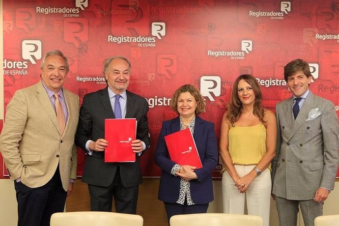 Economía.- El Colegio de Registradores firma un convenio con el Consejo General de Procuradores de España