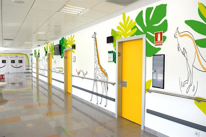 La nueva decoración de la zona de pedíatria del HUCA busca alegrar la estancia de los ingresados