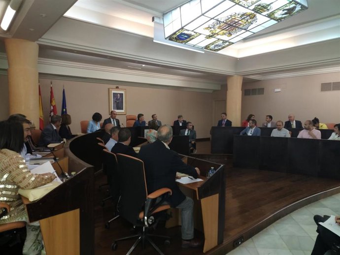 Vázquez preside su último pleno en la Diputación de Segovia y defiende el papel de las instituciones provinciales