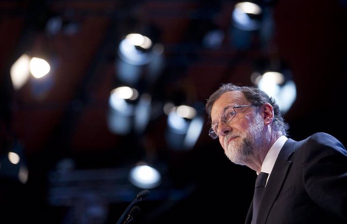 Rajoy dice que un acuerdo PSOE-Cs daría una "sólida mayoría" y pide un "esfuerzo" para cerrar un Gobierno estable