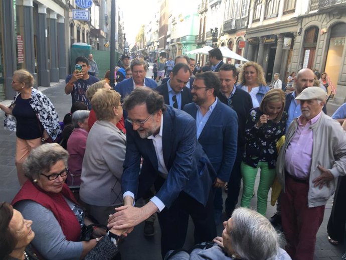 26M.- Rajoy sorprende con su presencia a los compradores de la Calle Triana de Las Palmas de Gran Canaria