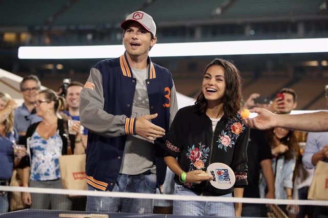 Ashton Kutcher y Mila Kunis bromean con la noticia sobre su ruptura