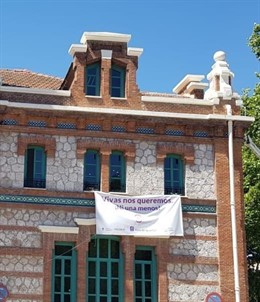 Pepu Hernández afea al Ayuntamiento de Madrid la retirada de pancartas contra la violencia machista