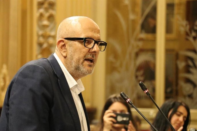 Miquel Ensenyat intervé en el ple del Parlament.