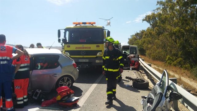Cádiz.-Sucesos.- Heridos los ocupantes de dos coches tras un choque frontal en la N-340