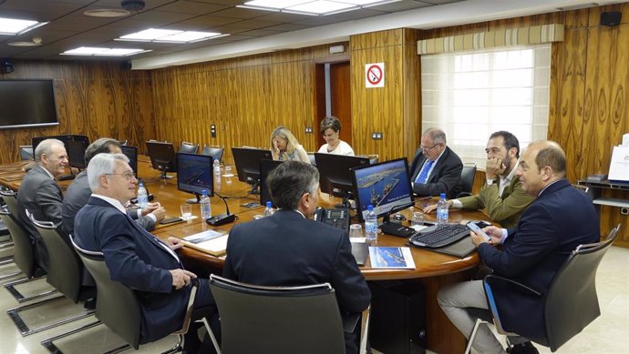 Bonet se interesa por el papel de los puertos de Las Palmas en el conjunto económico canario y español