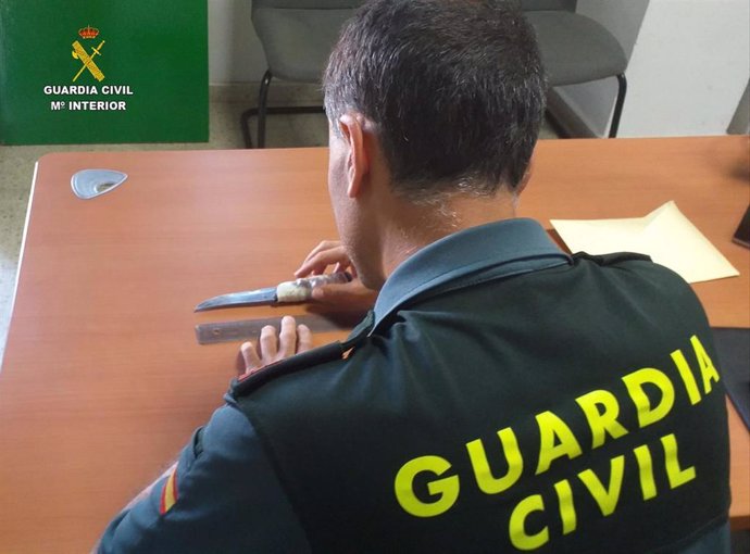 Huelva.- Sucesos.- Detienen al presunto autor de un robo de dinero y de un móvil con un arma blanca en Lucena