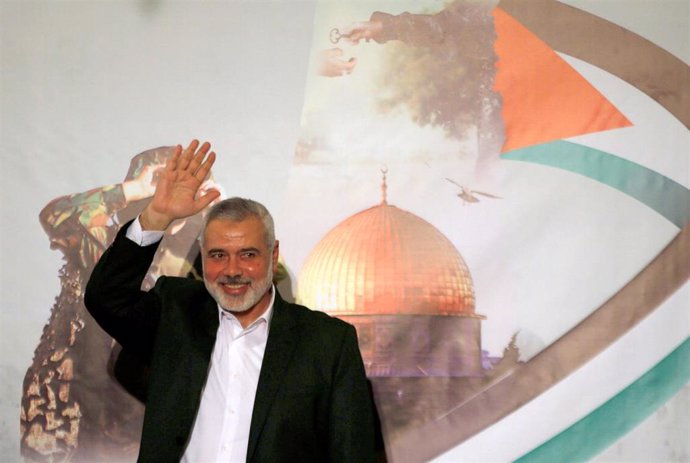 O.Próximo.- El líder de Hamás Ismail Haniye visita las oficinas del grupo bombardeadas por Israel en Gaza