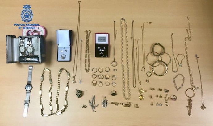 Successos.-Detenen una dona de 44 anys per robar joies valorades en més de 40.000 euros a l'anciana de la qual cuidava