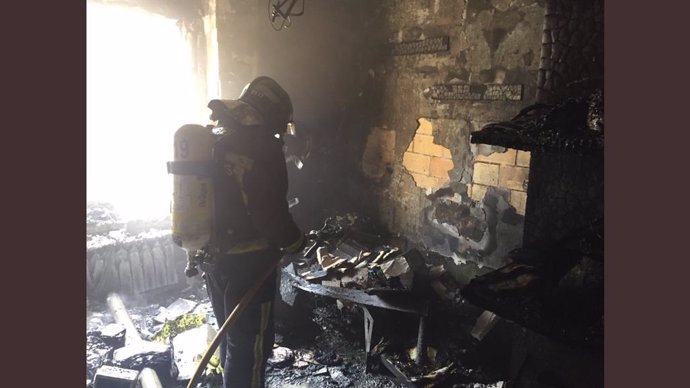 Sucesos.- Dos atendidos tras un incendio en una vivienda de Burgos ocasionado por un cortocircuito en un ordenador