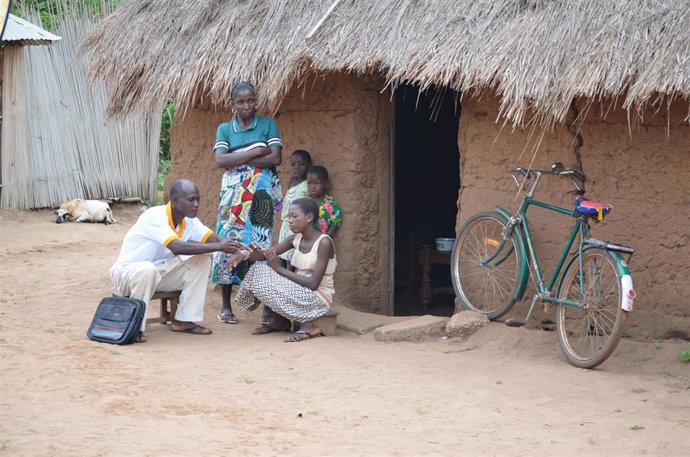 Visionlab lanza una pulsera solidaria para impulsar proyectos sanitarios en África