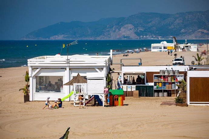 La metrópolis de Barcelona inicia la temporada de playa abordando el fenómeno de la regresión