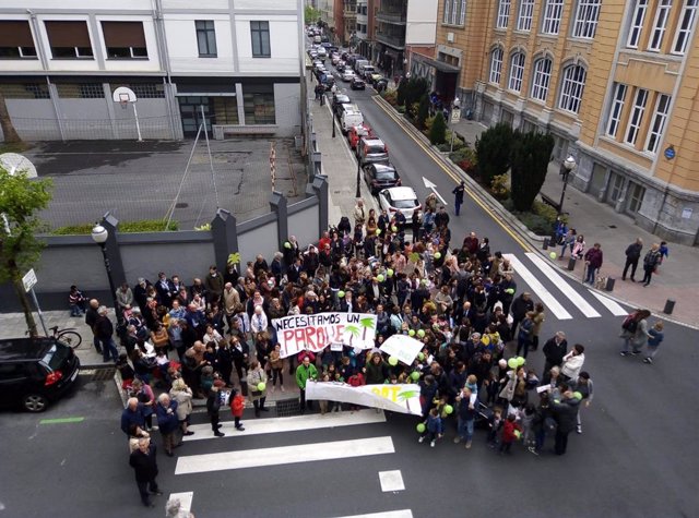 AMPAs y alumnos se manifiestan en Bilbao en protesta por el proyecto del Obispado en Abando