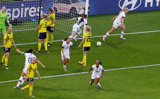 Varias jugadoras de la selección estadounidense de fútbol celebran un gol.