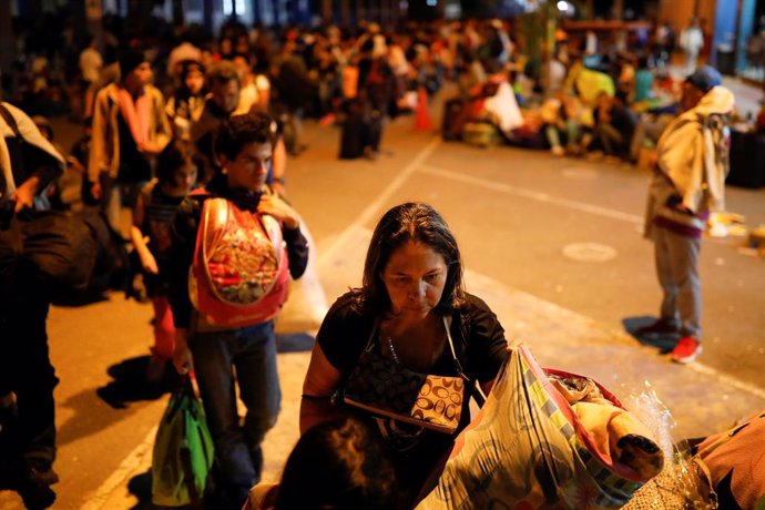 Cientos de migrantes venezolanos continúan varados en la frontera de Perú con Chile