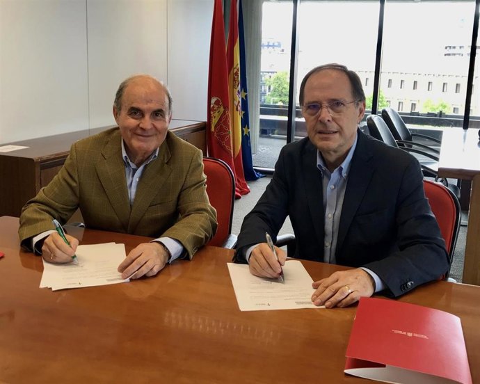 Francisco Arasanz y Luis Gabilondo durante la firma del convenio.