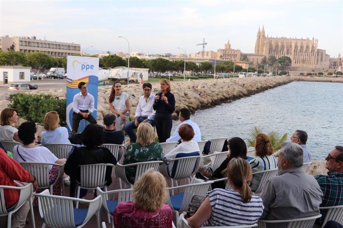 Rosa Estars resalta la importancia de los jóvenes "en la construcción europea" en un acto en Palma.