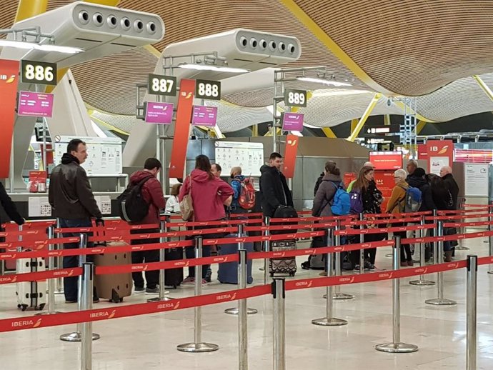 Turistas haciendo cola en el aeropuerto de Barajas