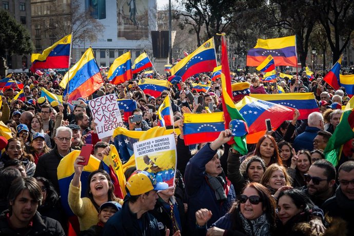 Participants en la manifestació a Barcelona pel suport de la Unió Europea a Veneuela i el reconeixement de Juan Guaidó com a president interí.