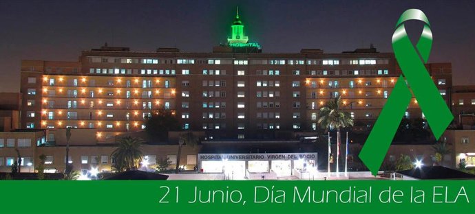 Imagen del Hospital  Virgen del Rocío con el minarete iluminado en verde en El Día Mundial de la ELA.