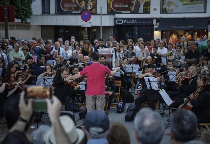 Concierto-protesta de la Real Orquesta Sinfónica de Sevilla. En la Plaza Nueva. (Foto de archivo).