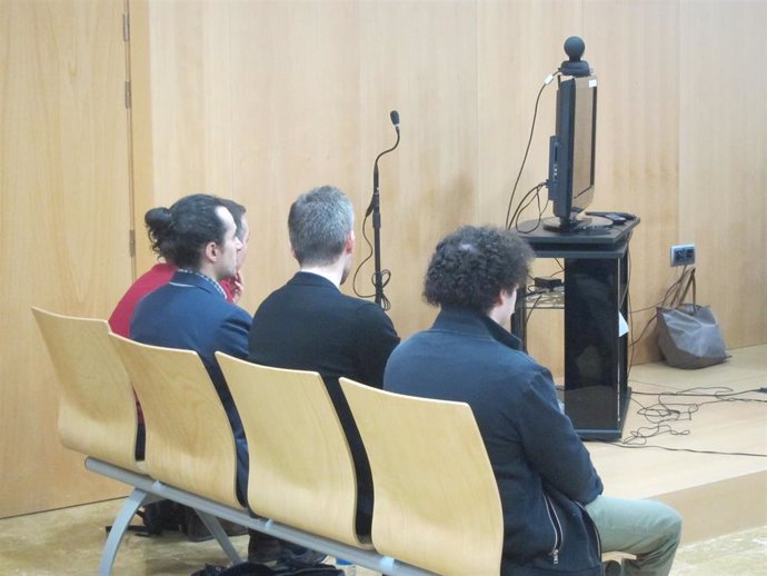 Imagen de los acusados por el caso Seriesyonkis, sentados en el banquillo