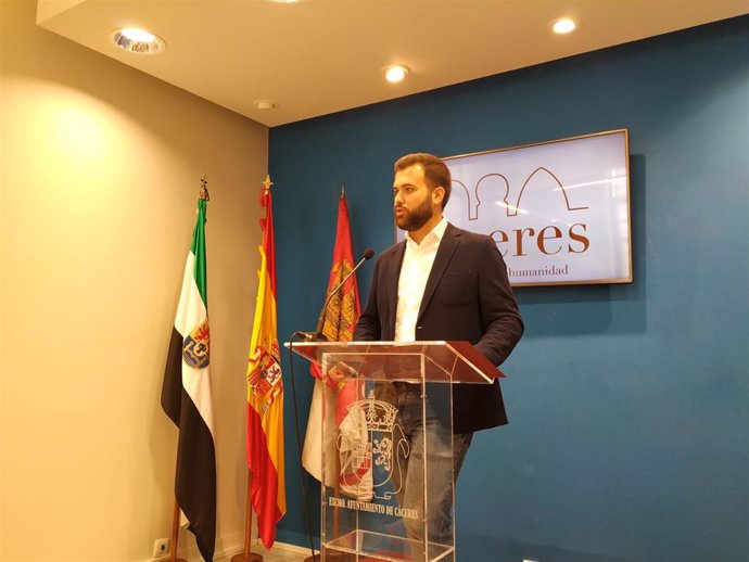 Luis Salaya en su primera rueda de prensa como alcalde de Cáceres