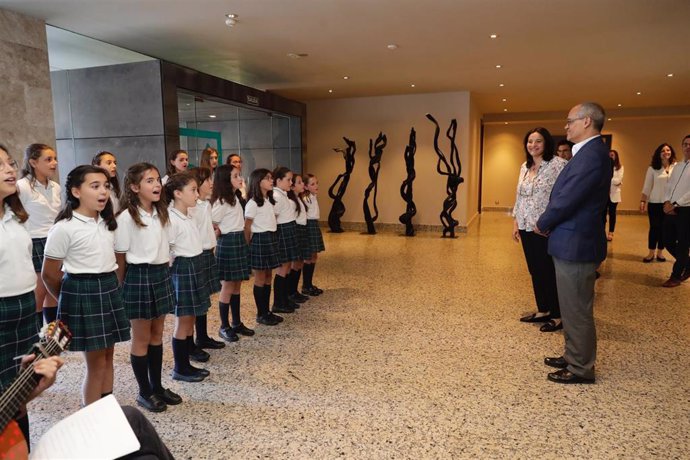 El consejero de Educación e Investigación, Rafael van Grieken, visita a un grupo de escolares del centro educativo Trinity College en su último día del curso.