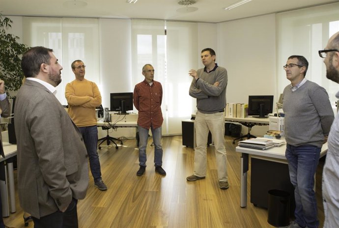 Unai Hualde con trabajadores del Parlamento.