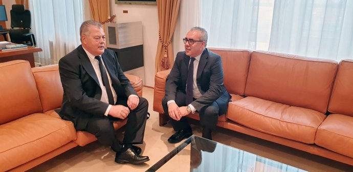 El presidente del Parlamento con el portavoz del PRC, Pedro Hernando