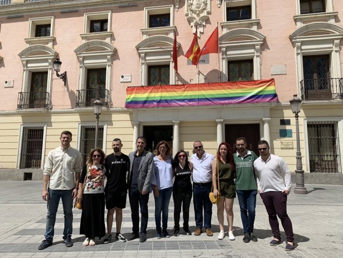 Ediles y miembros del PSOE con el alcalde de Alcalá, Javier Rodríguez Palacios.