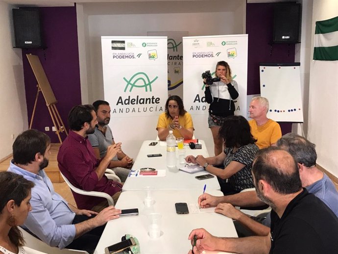 La presidenta del grupo parlamentario Adelante Andalucía, Ángela Aguilera, reunida con representantes del sector pesquero y ecologistas para abordar la invasión de algas en la costa gaditana