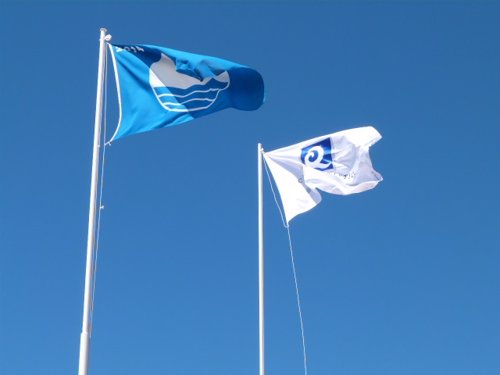 Junta de Andalucía asegura que "no ha perdido ni un solo momento" para "recuperar" las 17 Banderas Azules de las playas