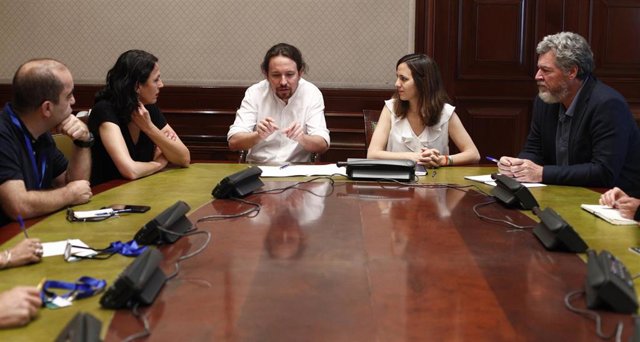 El secretario general de Podemos, Pablo Iglesias; la diputada de Unidas Podemos, Ione Belarra; y el diputado de la formación morada, Juantxo López de Uralde, durante su reunión con  representantes de las cinco grandes organizaciones ecologistas españolas 