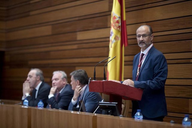 El procurador de Ciudadanos por Salamanca, Luis Fuentes, ha sido proclamado presidente de las Cortes de Castilla y León, en la X Legislatura, tras se elegido con mayoría absoluta.