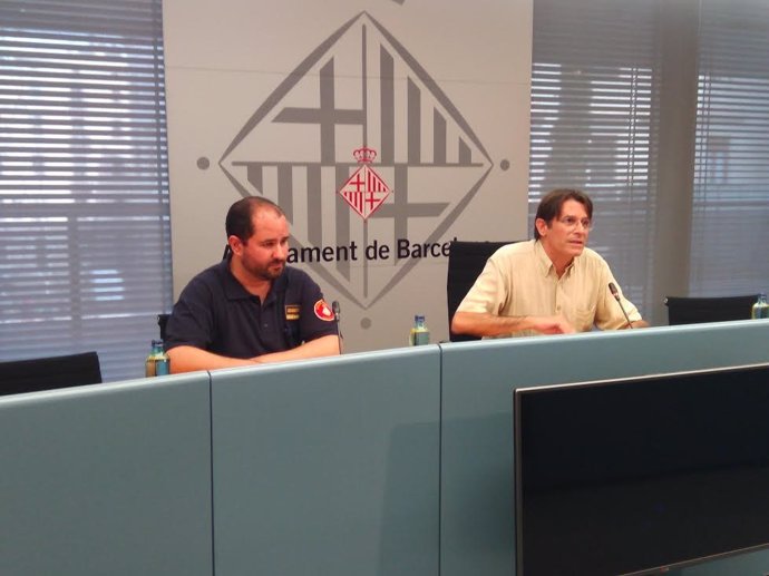 El comisionado de Ecología de Barcelona, Frederic Ximeno, y el jefe de la Unidad de Protección Civil del Servicio de Prevención, Extinción de Incendios y Salvamento, Hctor Carmona