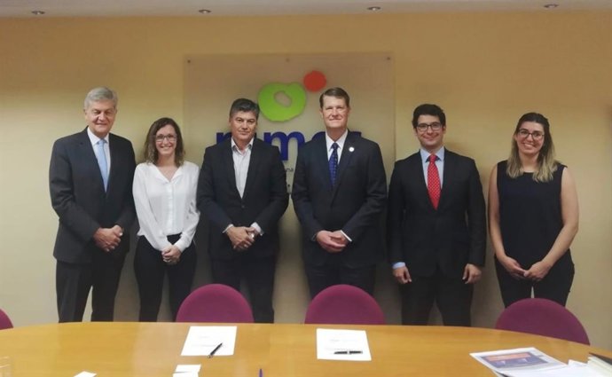 El secretario general de PIMEC, Antoni Cañete, y el director de Desarrollo Económico de Virginia Beach, Taylor V.Adams, en el centro