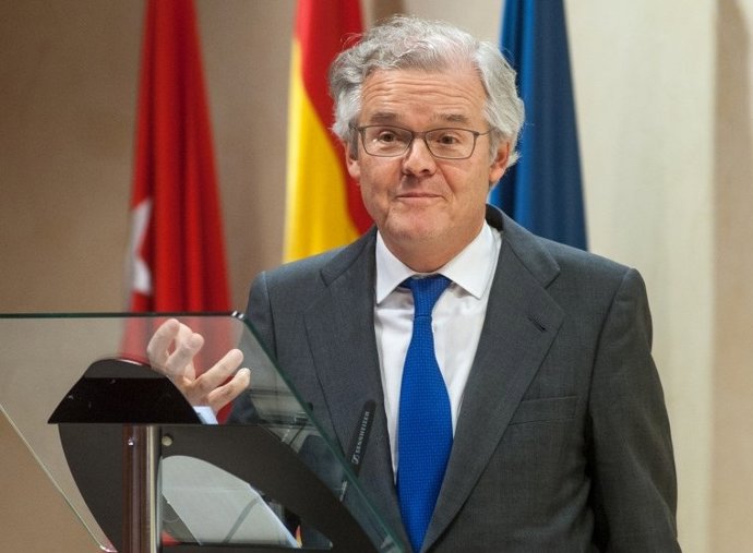 Sebastián Albella durante los Premios Tintero y Secante de la APIE