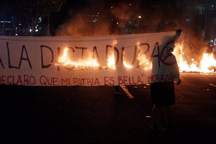 Honduras.- Un muerto en las protestas contra Hernández en Honduras