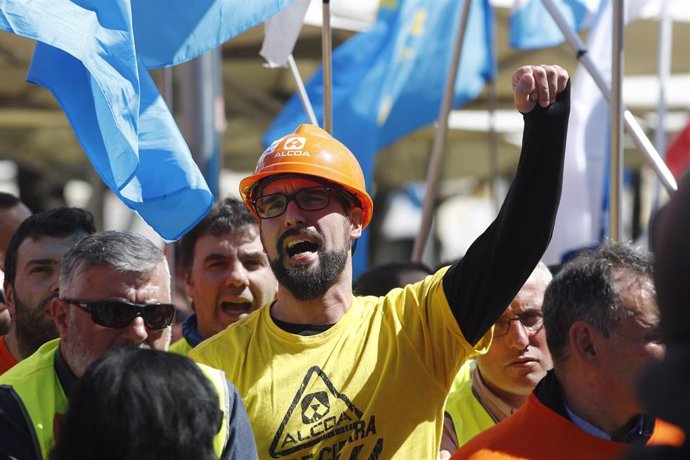 Trabajadores de Alcoa se concentran frente al Congreso de los Diputados en busca de una solución que garantice la continuidad de la actividad en sus plantas de Avilés (Asturias) y A Coruña (Galicia), que siguen sin tener un comprador.